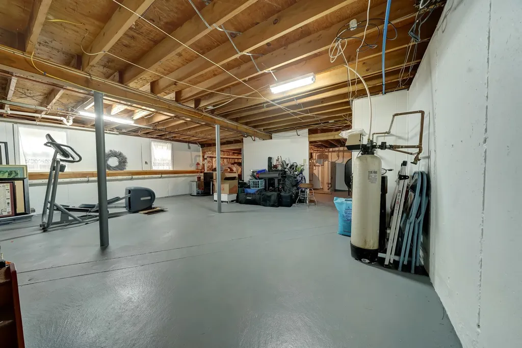4 King John Drive Londonderry NH 03053