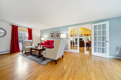 4 King John Drive Londonderry NH 03053