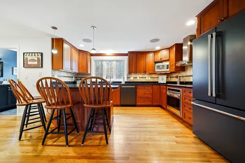 4 King John Drive Londonderry NH 03053