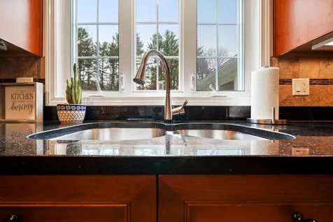4 King John Drive Londonderry NH 03053