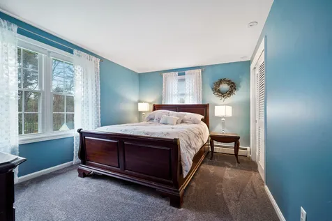 4 King John Drive Londonderry NH 03053
