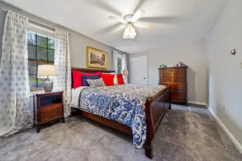 4 King John Drive Londonderry NH 03053