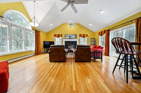 4 King John Drive Londonderry NH 03053