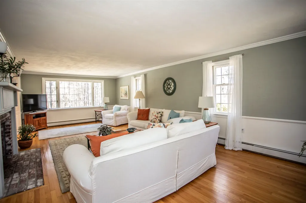 41 Indian Rock Road Nashua NH 03063