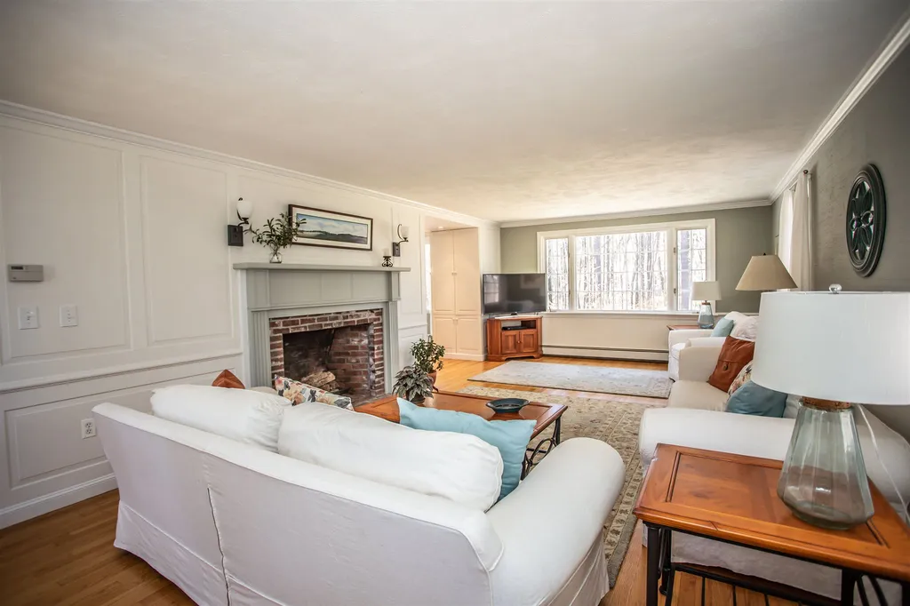 41 Indian Rock Road Nashua NH 03063