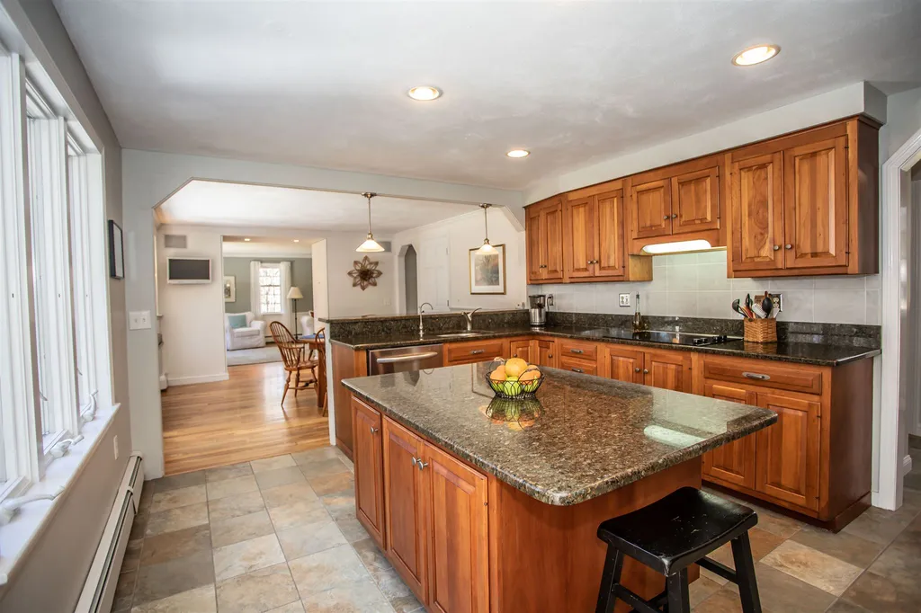 41 Indian Rock Road Nashua NH 03063