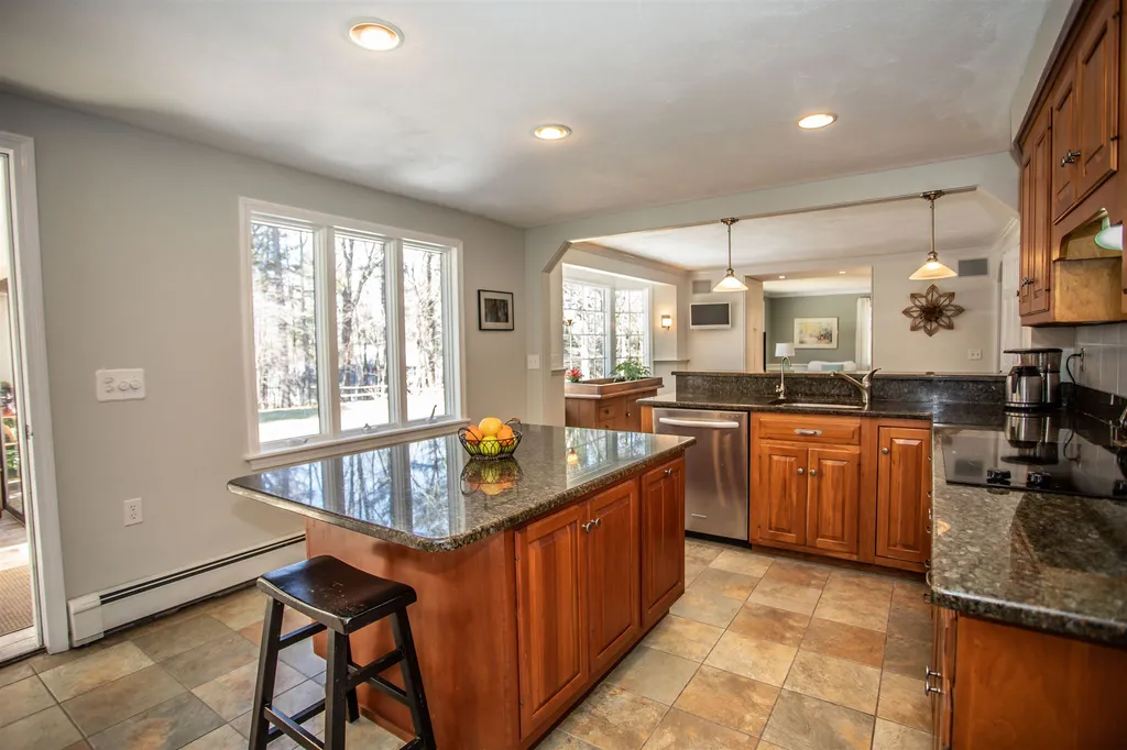 41 Indian Rock Road Nashua NH 03063