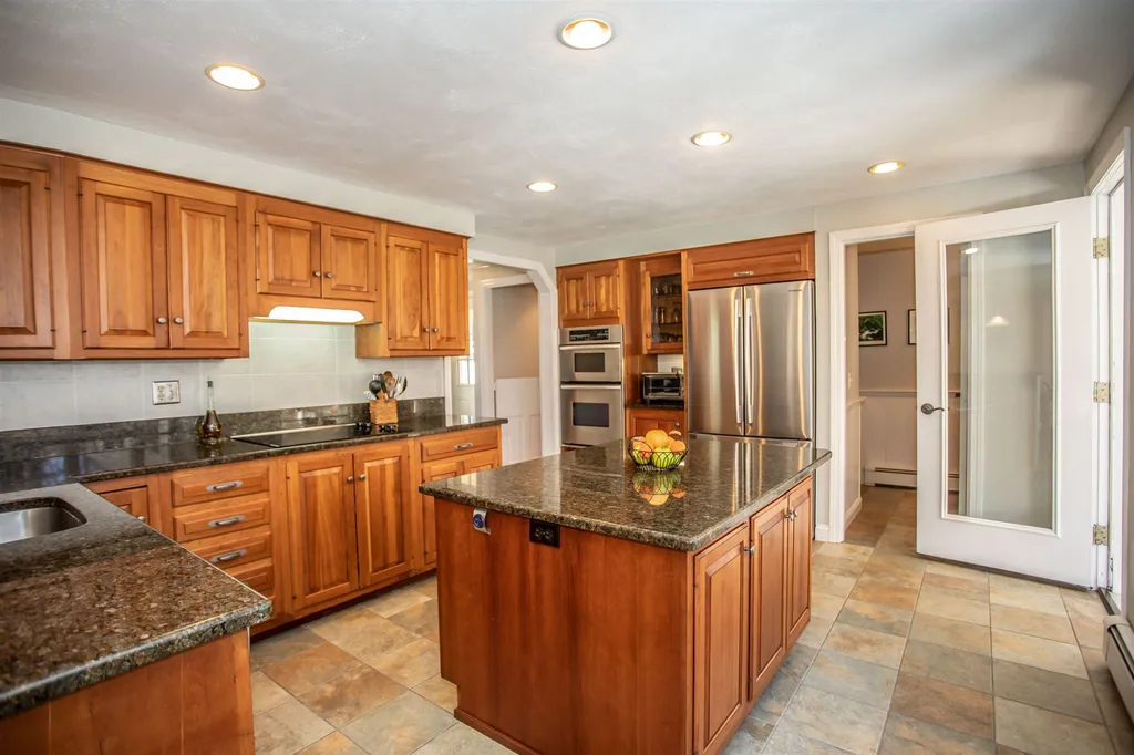 41 Indian Rock Road Nashua NH 03063