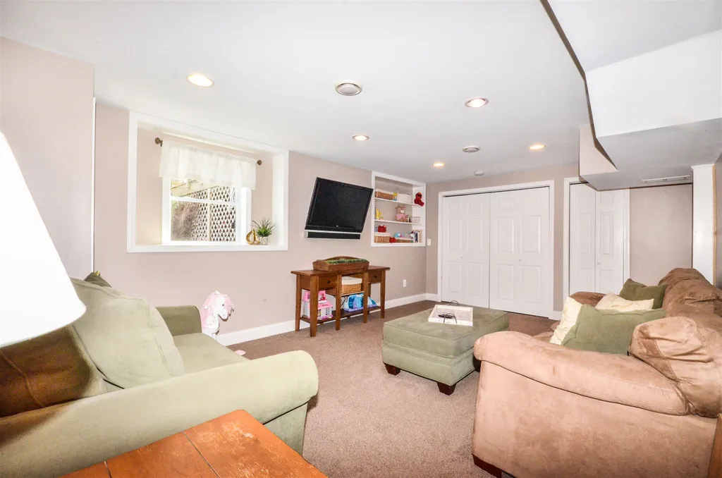 11 Quail Court Manchester NH 03109