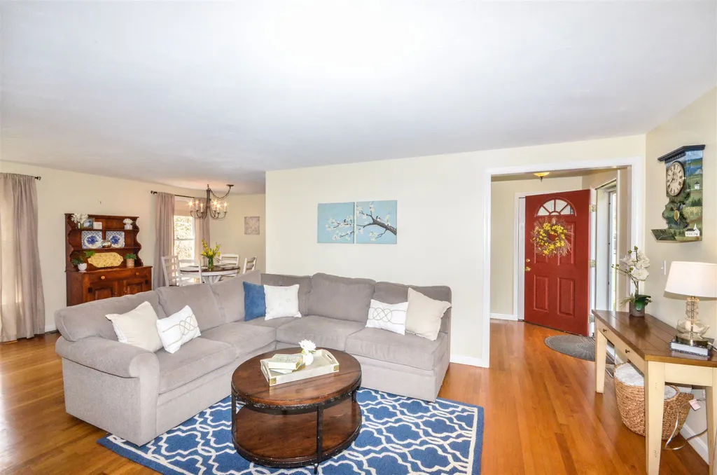 11 Quail Court Manchester NH 03109