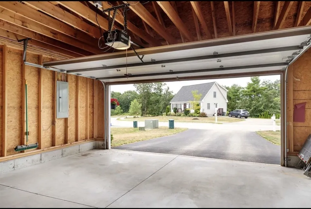 61 Hawthorne Circle Somersworth NH 03878