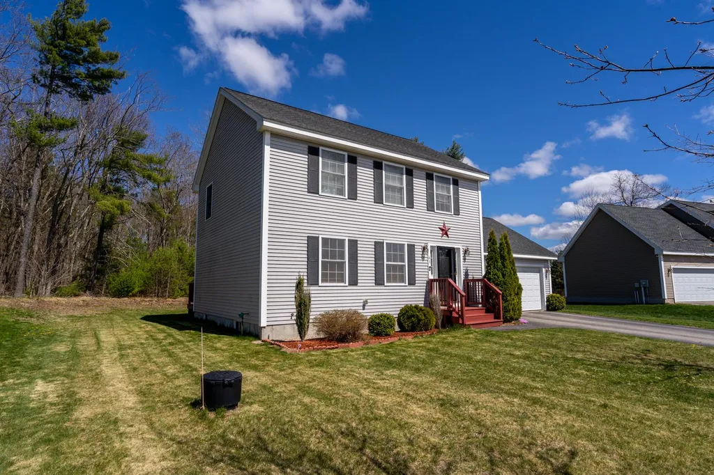 61 Hawthorne Circle Somersworth NH 03878