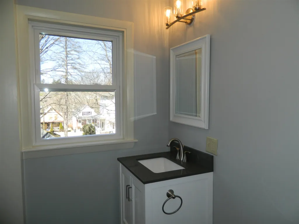 22 Oak Street Franklin NH 03235