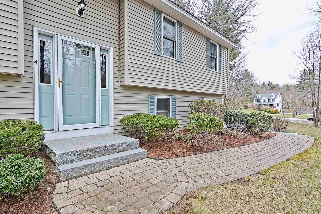 4 Kathryns Way Sandown NH 03873