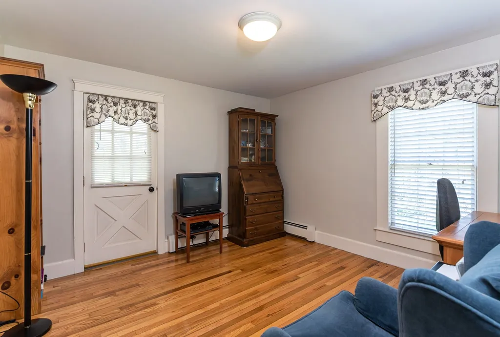 8 Taylor Street Salem NH 03079