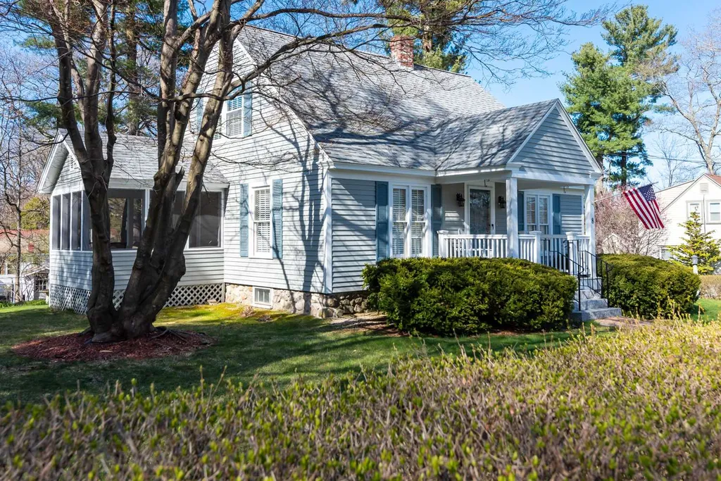 8 Taylor Street Salem NH 03079