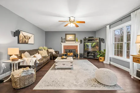 17 Carriage Circle Mont Vernon NH 03057-1427