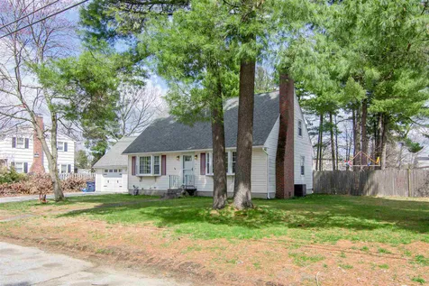 8 Dunloggin Road Nashua NH 03063