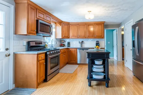 6 Alan Circle Londonderry NH 03053