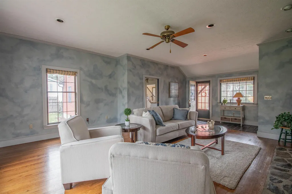 12 Doncaster Drive Nashua NH 03062-2142