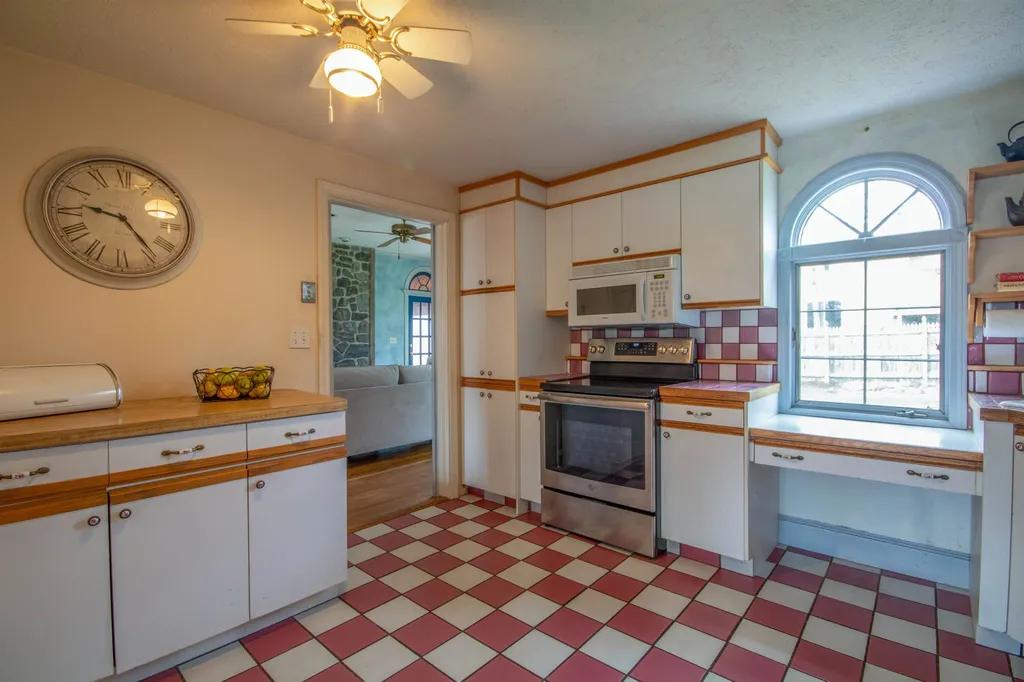 12 Doncaster Drive Nashua NH 03062-2142