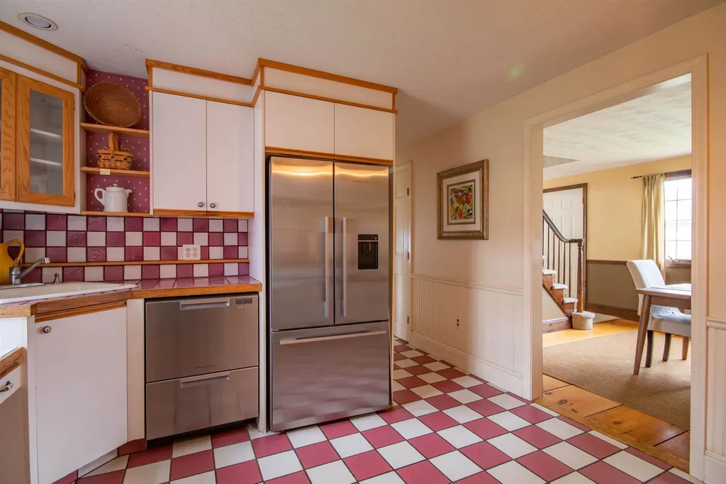 12 Doncaster Drive Nashua NH 03062-2142