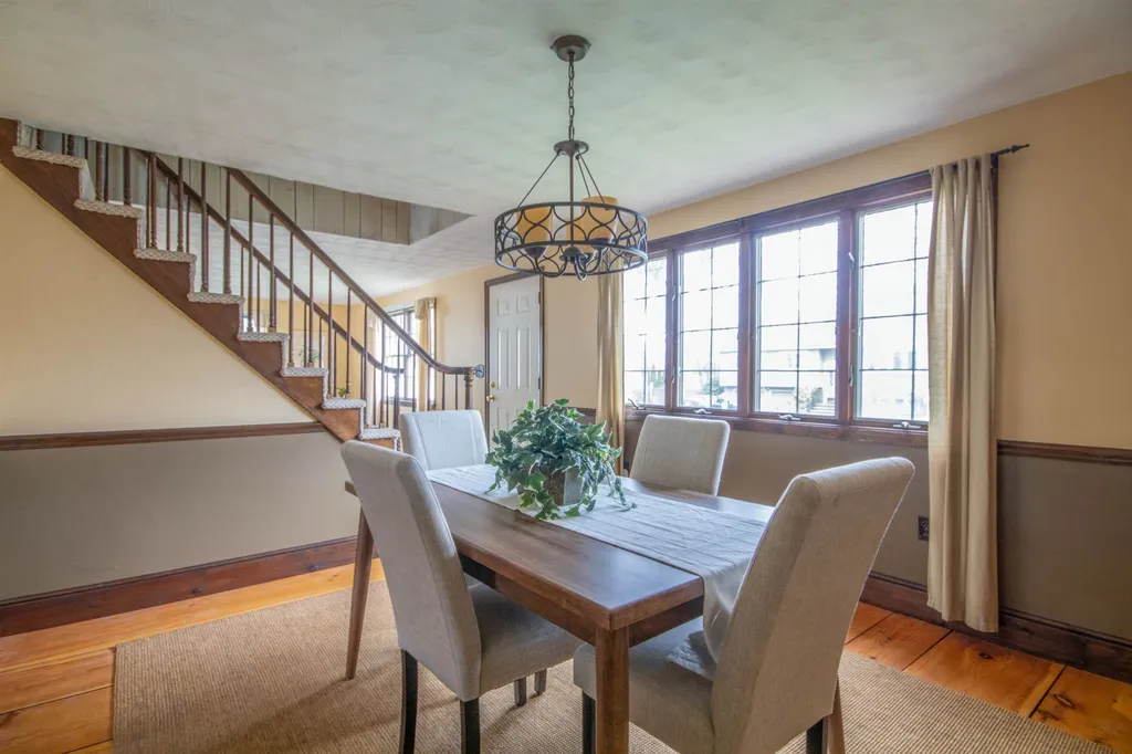 12 Doncaster Drive Nashua NH 03062-2142