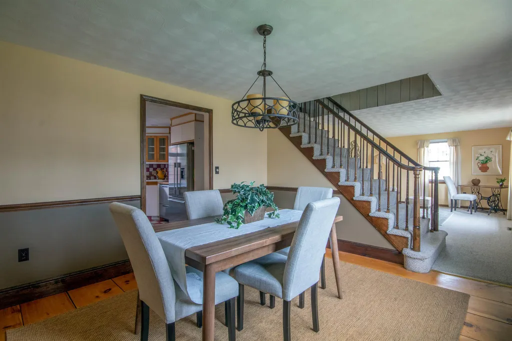12 Doncaster Drive Nashua NH 03062-2142