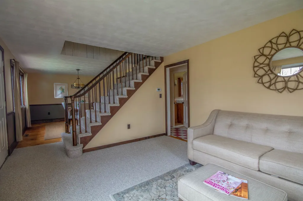 12 Doncaster Drive Nashua NH 03062-2142