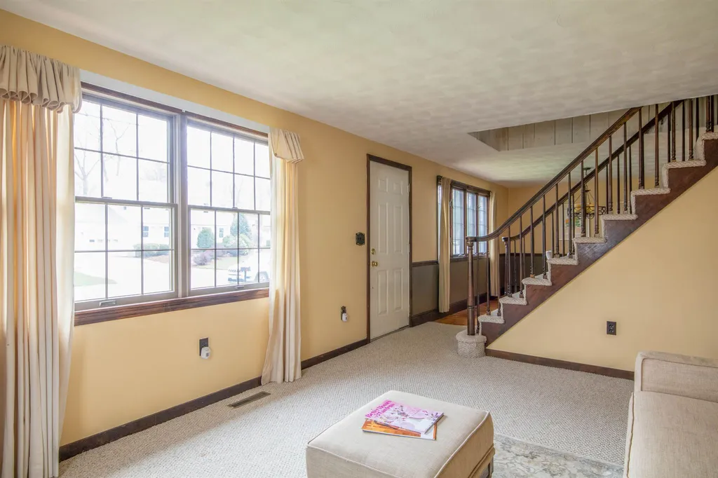 12 Doncaster Drive Nashua NH 03062-2142