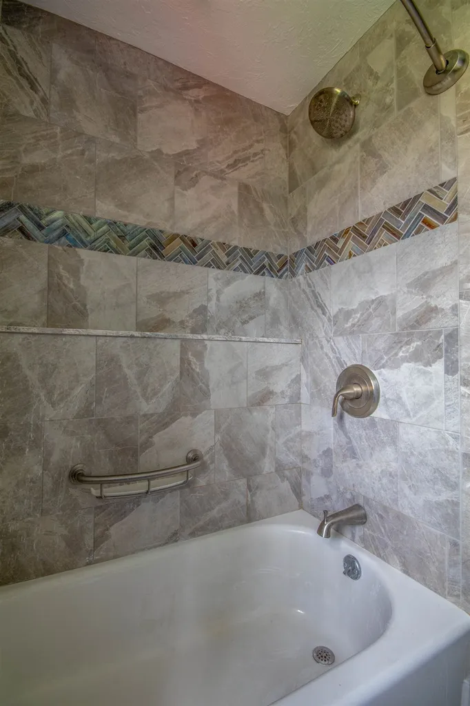 12 Doncaster Drive Nashua NH 03062-2142