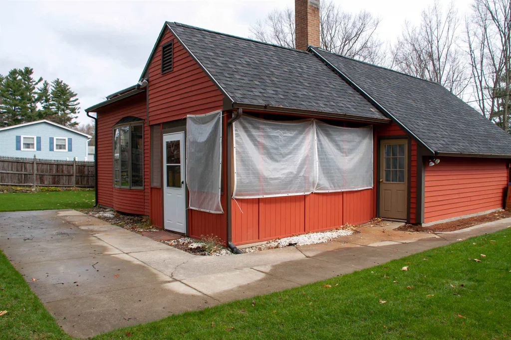 12 Doncaster Drive Nashua NH 03062-2142