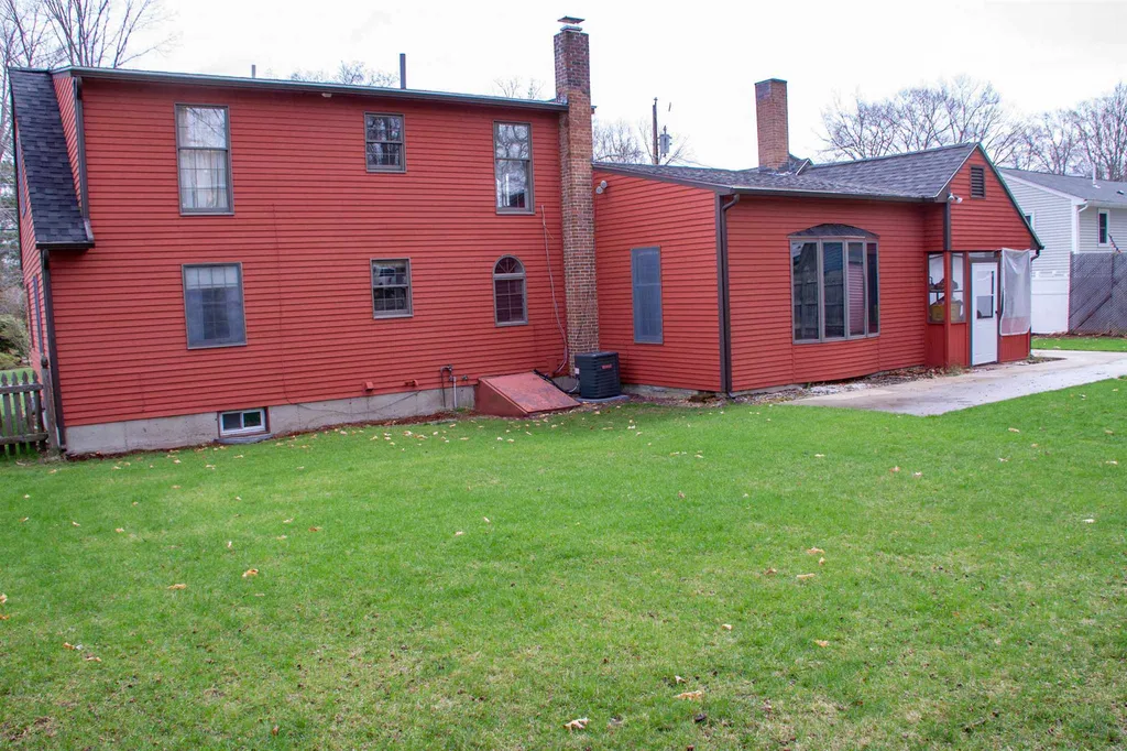 12 Doncaster Drive Nashua NH 03062-2142