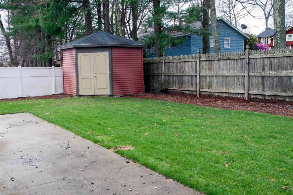 12 Doncaster Drive Nashua NH 03062-2142