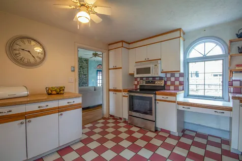 12 Doncaster Drive Nashua NH 03062-2142