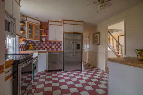 12 Doncaster Drive Nashua NH 03062-2142