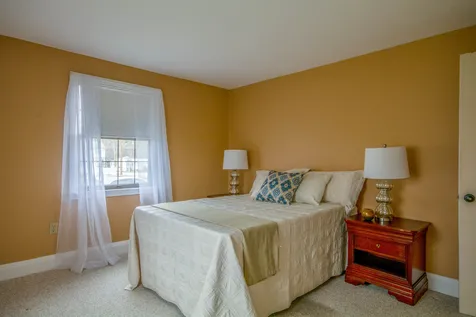 12 Doncaster Drive Nashua NH 03062-2142