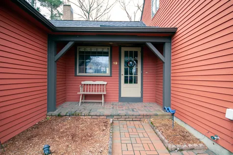 12 Doncaster Drive Nashua NH 03062-2142
