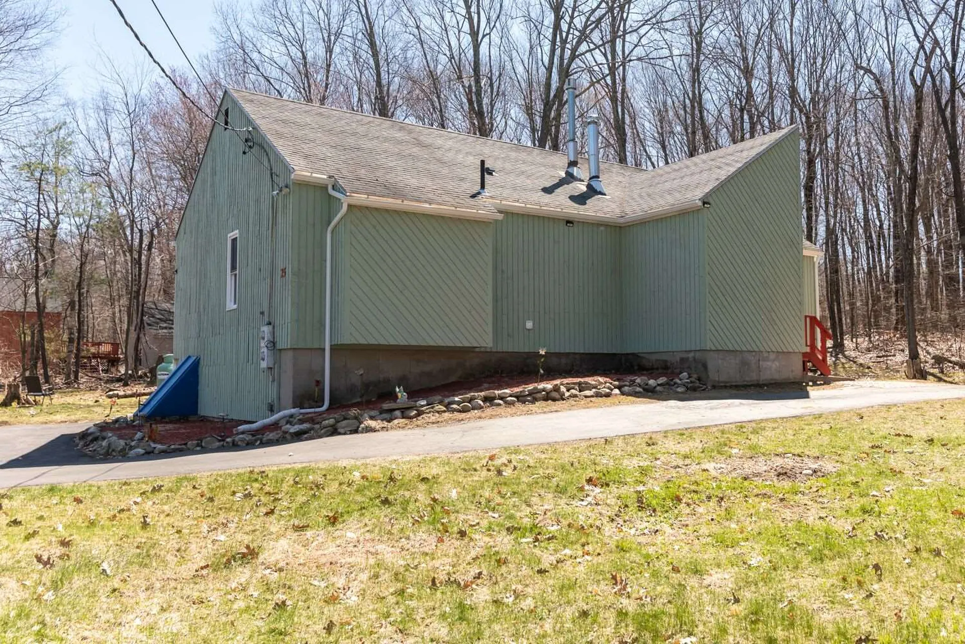 25 Redfield Circle Derry NH 03038