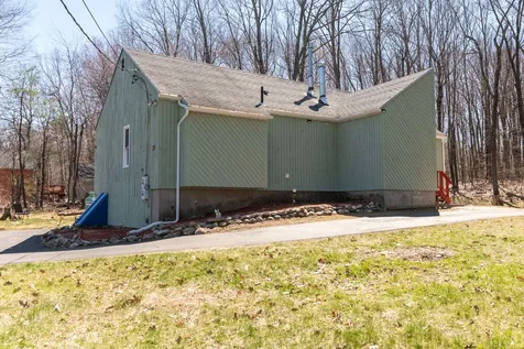 25 Redfield Circle Derry NH 03038