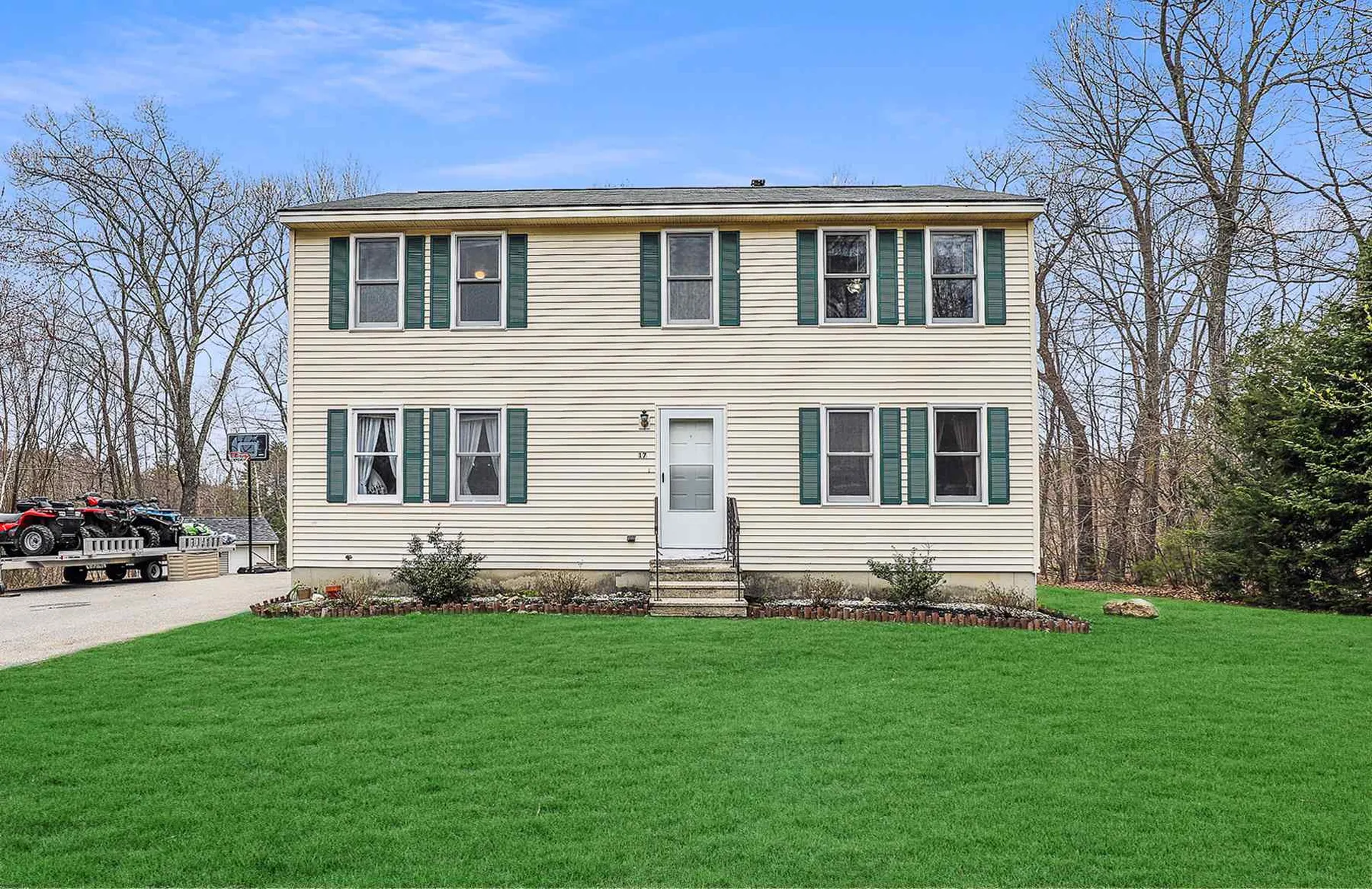 17 Westminster Drive Londonderry NH 03053