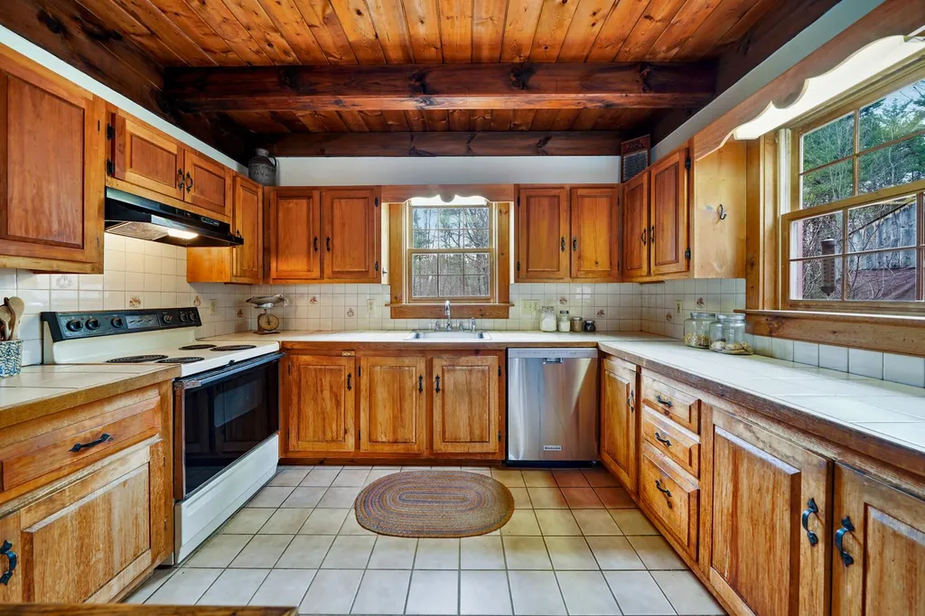 39 Perry Road Deerfield NH 03037