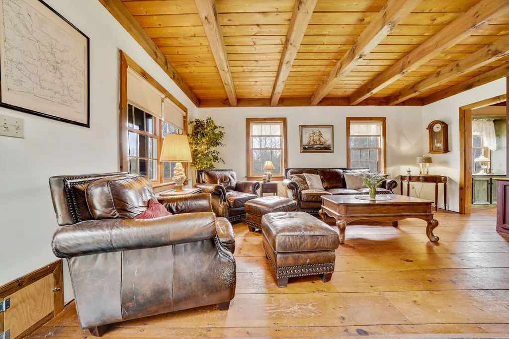 39 Perry Road Deerfield NH 03037