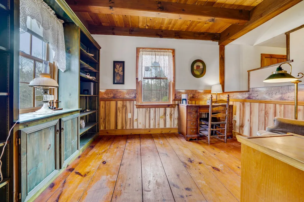 39 Perry Road Deerfield NH 03037