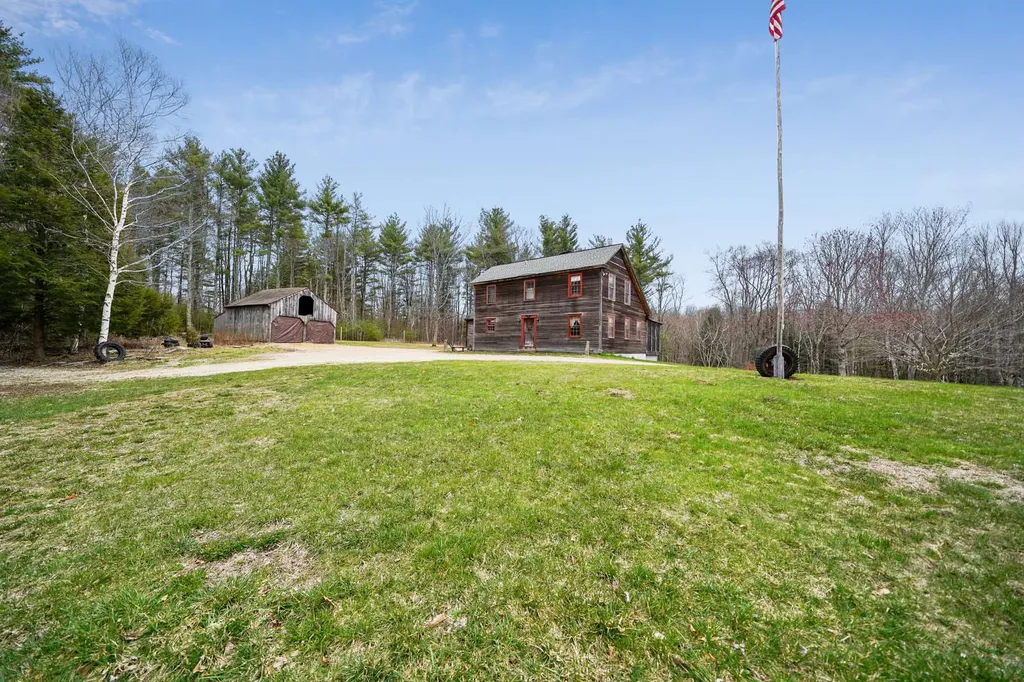 39 Perry Road Deerfield NH 03037