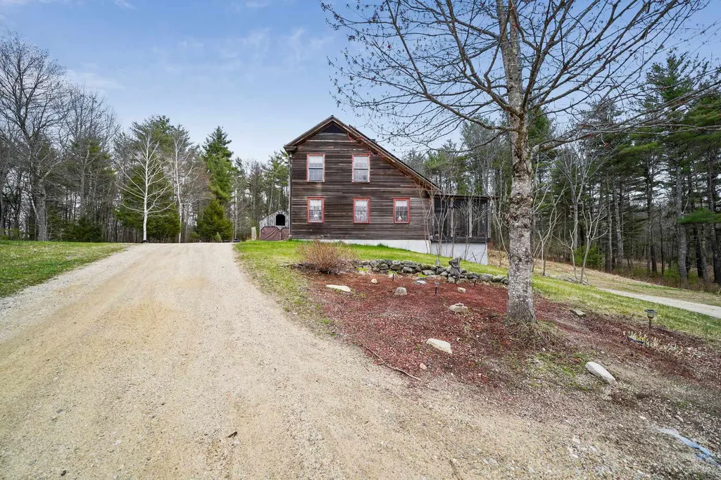 39 Perry Road Deerfield NH 03037