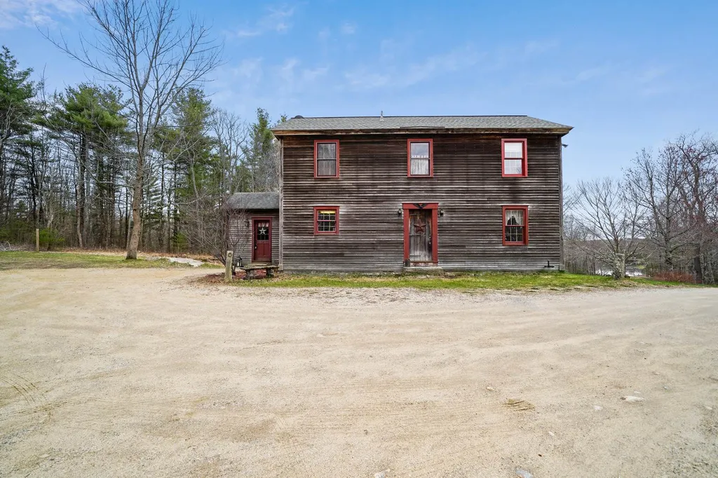 39 Perry Road Deerfield NH 03037