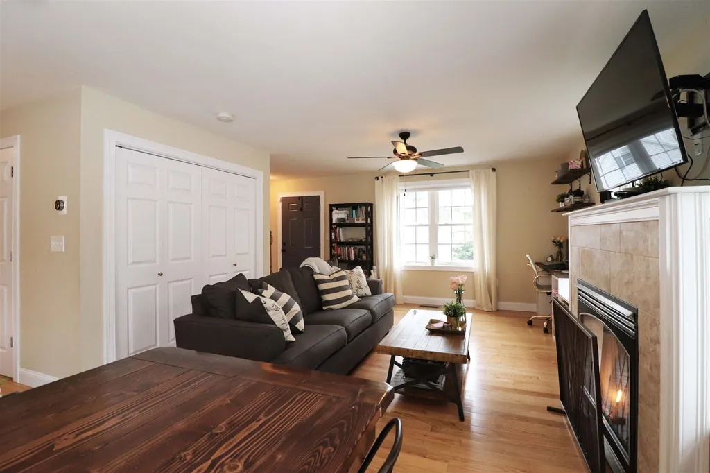 10 Mclaughlin Avenue Salem NH 03079