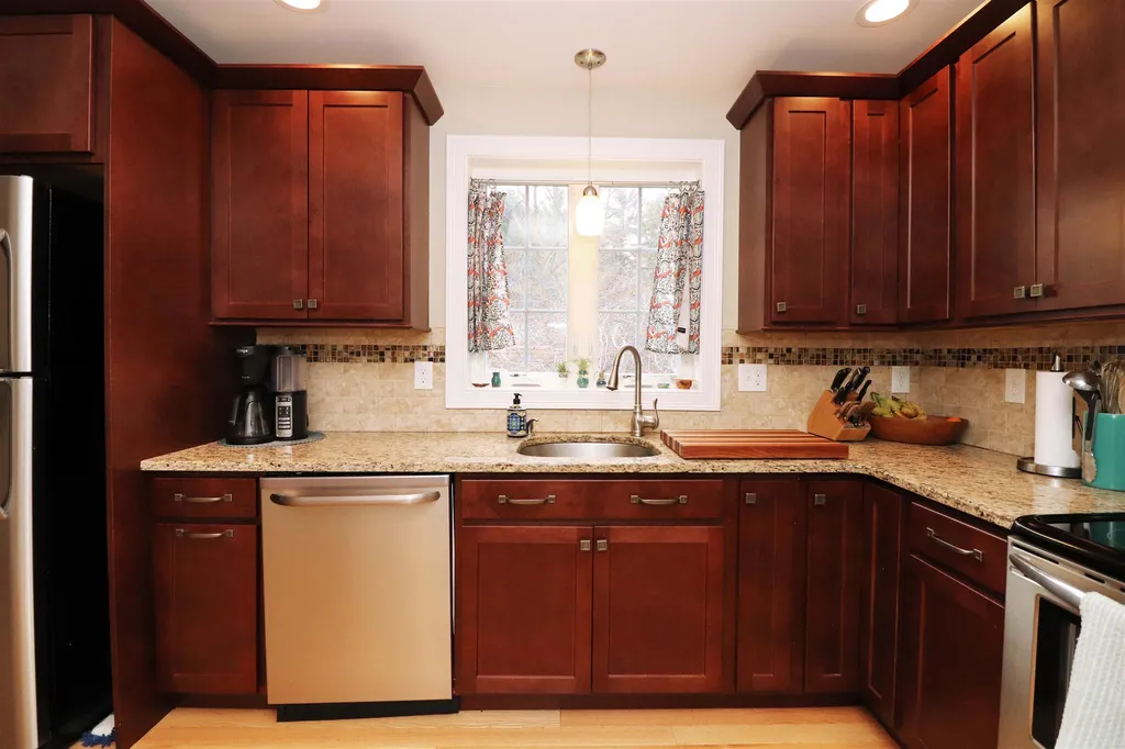 10 Mclaughlin Avenue Salem NH 03079