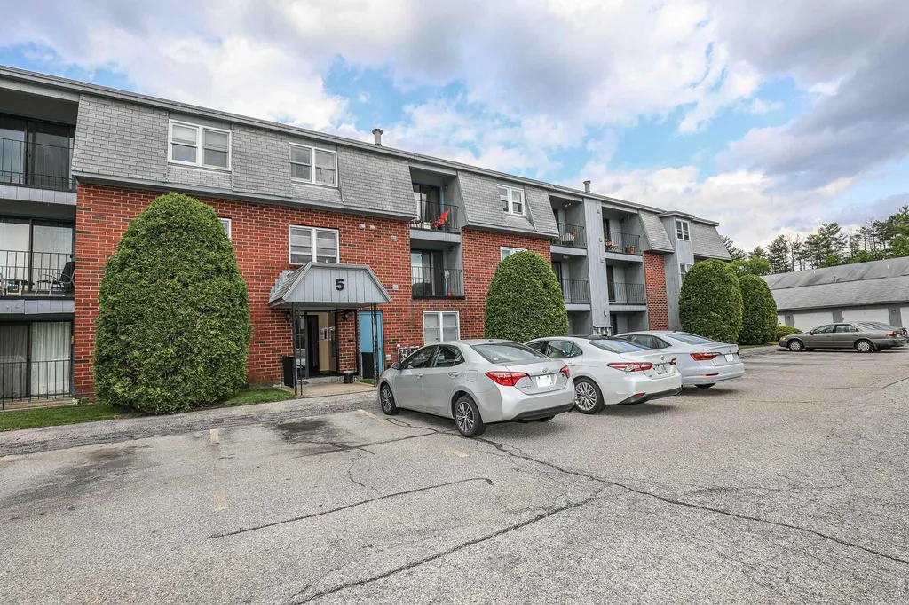 5 Blackstone Drive Nashua NH 03063